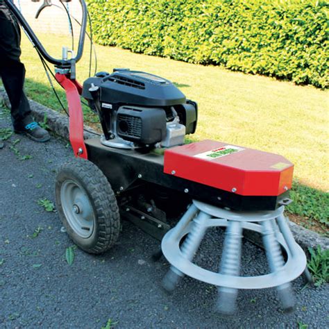 Illustration d'une brosse de désherbage motorisée en action sur des pavés