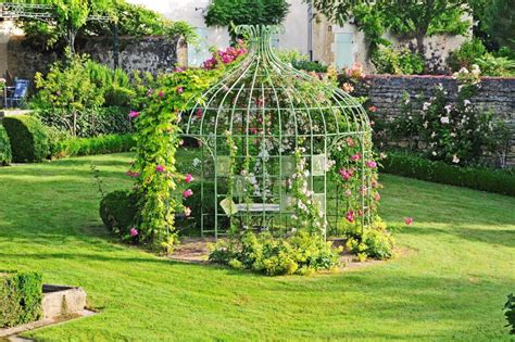 une gloriette romantique entourée de fleurs dans un jardin verdoyant