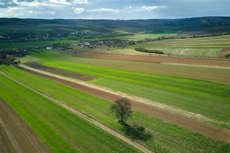 Paysage agricole aveyronnais avec des champs cultivés en bio