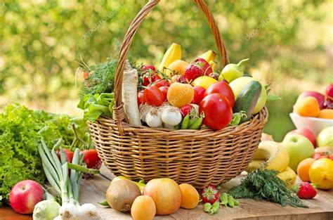 Panier rempli de fruits et légumes frais