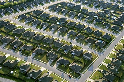 Vue aérienne d'un quartier résidentiel pavillonnaire typique avec ses pelouses uniformes