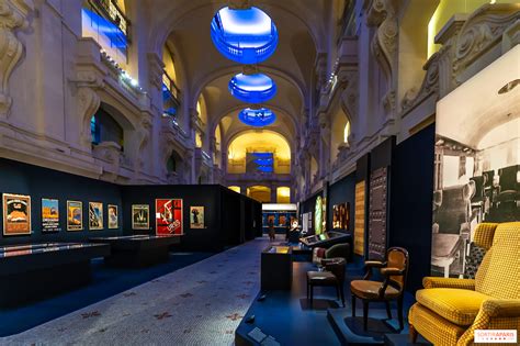 Exposition de bonsaï avec des éléments décoratifs japonais
