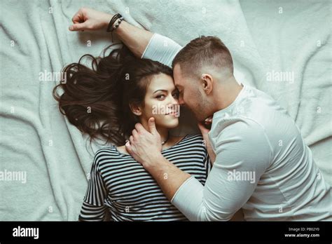 Couple s'échangeant des caresses tendres
