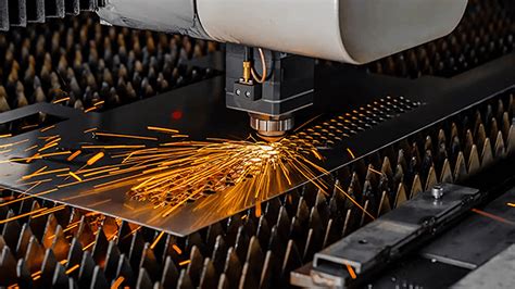 Photo d'un atelier de métallurgie montrant une machine de découpe laser en action sur une tôle d'acier