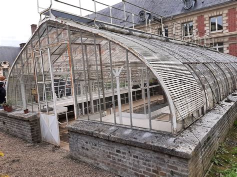 Vue architecturale de la serre hollandaise dans le jardin public de Lisieux