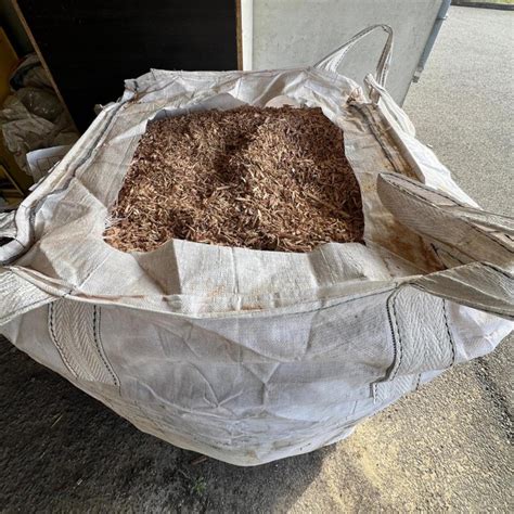 Photo d'un big bag de copeaux de bois déposé à l'entrée d'une propriété