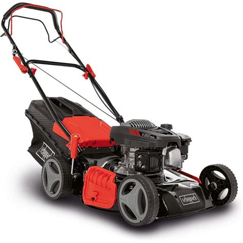 Tondeuse thermique Scheppach MS161-46 dans un jardin verdoyant
