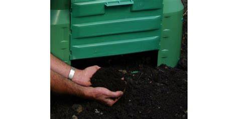 Photo de compost mûr prêt à être épandu au pied des plantations