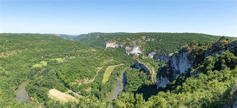 Paysage rural typique de l'Aveyron avec ses plateaux et ses vallées verdoyantes