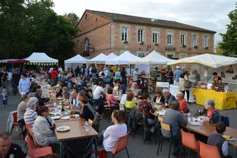 Ambiance conviviale lors d'un marché gourmand à la ferme