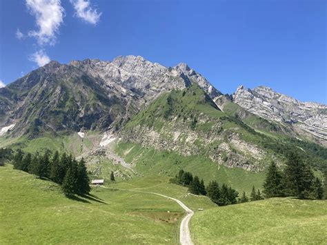 Vue panoramique du massif des Aravis depuis les lacets du Col de la Colombière