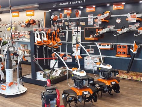 Vue d'un dépôt de location de matériel de jardinage avec des machines prêtes à l'emploi