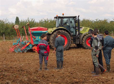 Image d'étudiants en pleine activité agricole sur la Ferme d'Agro Campus Dijon