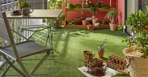 Balcon avec tapis de faux gazon et mobilier