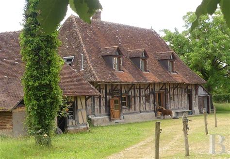 Paysage bucolique d'une ferme traditionnelle dans le Nord de la France