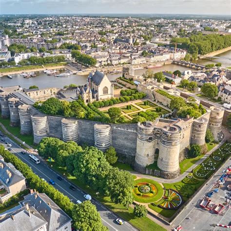 Vue aérienne et paysagère de la ville d'Angers symbolisant l'intégration urbaine des structures de soin
