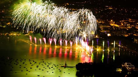 Feu d'artifice spectaculaire au-dessus du lac d'Annecy