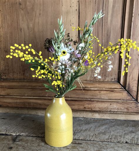Fleurs d'hortensia paniculé séchées dans un vase