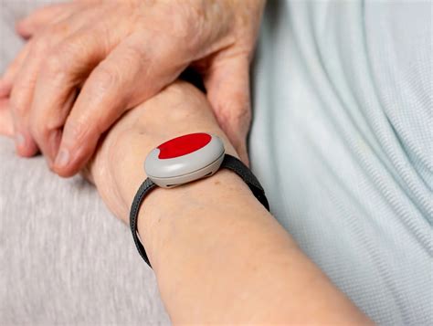 Schéma illustrant le fonctionnement d'un système de téléassistance pour seniors