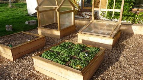 Exemple de potager en carrés surélevé avec serre amovible