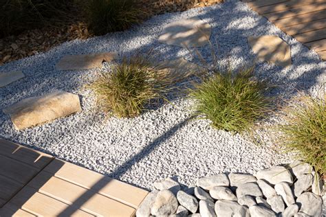 Exemple d'aménagement de jardin avec paillage minéral contrasté