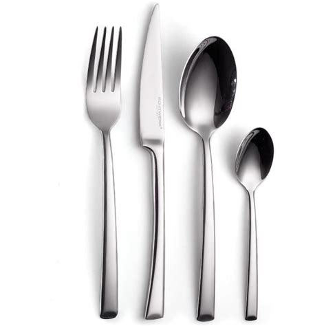 Collection de couverts en argent brillant sur une table dressée