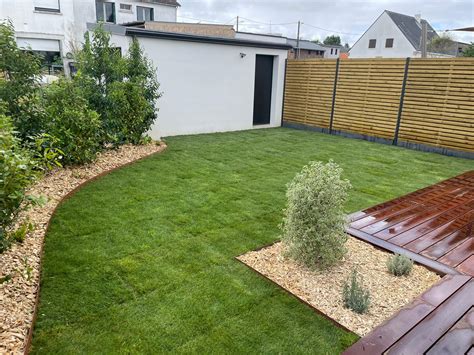Vue d'ensemble d'un jardin entretenu après une série d'aérations printanières