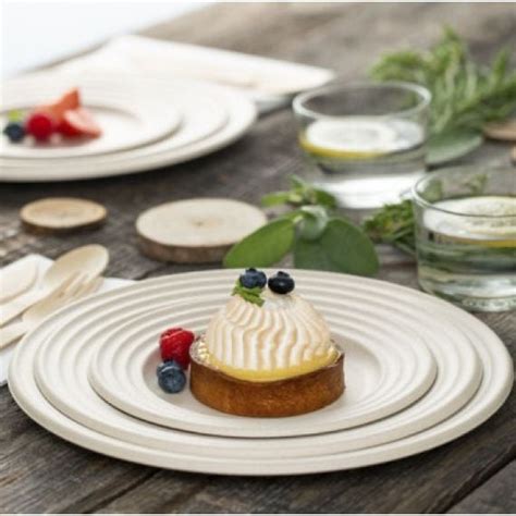 Assiettes compostables en fibre de canne à sucre disposées sur une table décorée