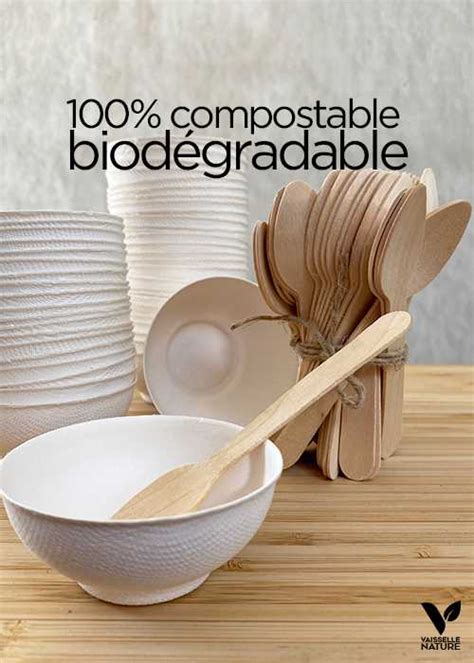 Assortiment de vaisselle compostable : assiettes, bols, gobelets et couverts