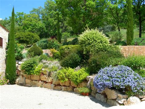 Jardin méditerranéen avec éléments bleus