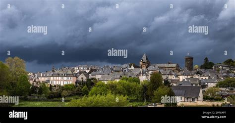 Vue panoramique des remparts de Fort Joie sous un ciel orageux