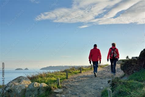 Randonneurs sur un sentier côtier