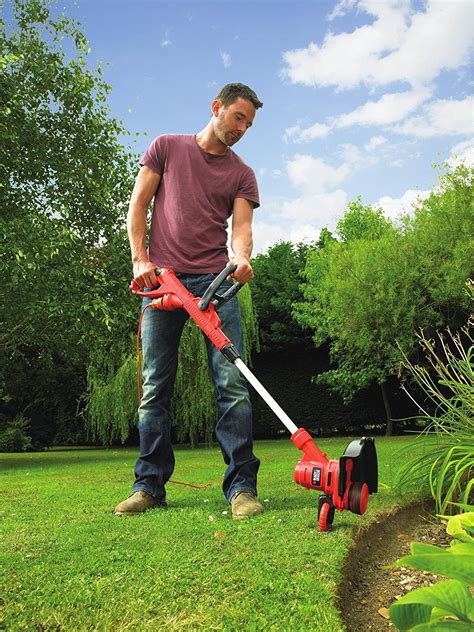 coupe-bordures en action le long d'une bordure de jardin