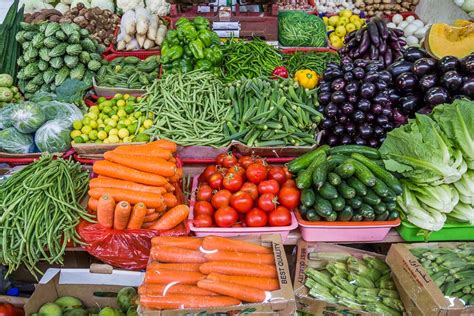 Intérieur de la boutique Instant Marché avec des étals de fruits et légumes frais