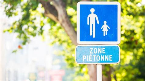 Vue aérienne illustrant la délimitation entre une zone piétonne et une voie de circulation urbaine