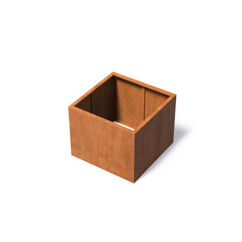 Exemple de bac en acier Corten sans fond installé sur pelouse