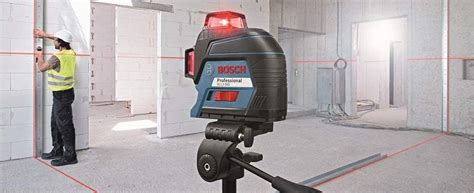 Schéma montrant l'utilisation d'un niveau laser pour l'alignement de la première lame de bardage