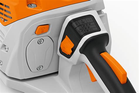 Détail de la poignée SoftGrip et du variateur de vitesse de la Stihl FSA 86 R