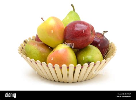 Corbeille de fruits avec poires et pommes