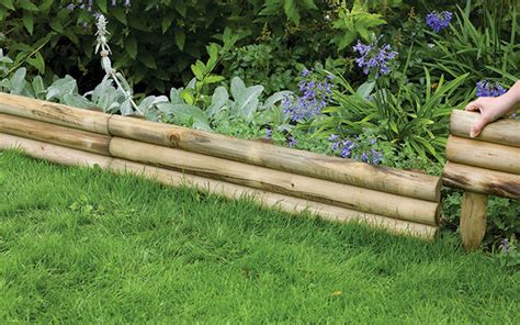 Illustration d'un jardin structuré par des bordures en bois naturel