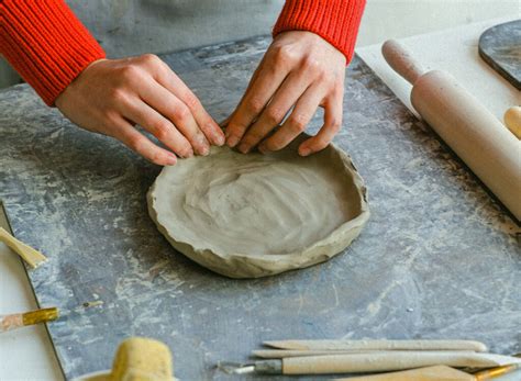 processus de modelage avec de l'argile naturelle