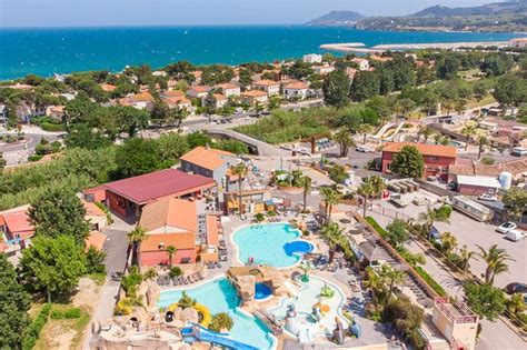 Vue aérienne du Camping Les Abricotiers avec la piscine et les mobil-homes