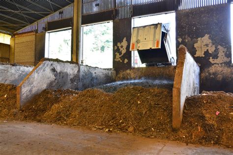 Tas de compost en cours de maturation dans une plateforme de compostage industrielle