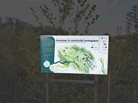 Panneau signalant une zone tampon près d'un cours d'eau