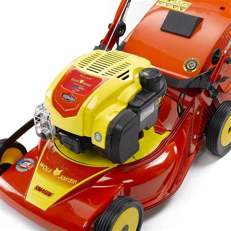 Tondeuse thermique autotractée Outils WOLF en pleine action sur une pelouse bien entretenue