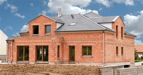 Maison traditionnelle construite avec des briques de terre et de bouse