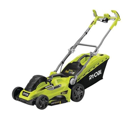 Tondeuse électrique Ryobi dans un jardin résidentiel bien entretenu