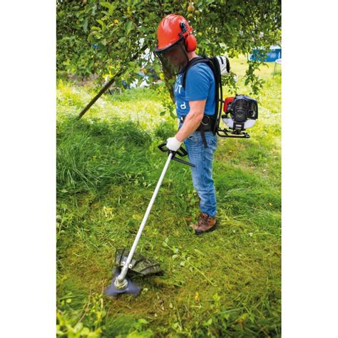 Image d'une débroussailleuse Scheppach BCH3300 en action