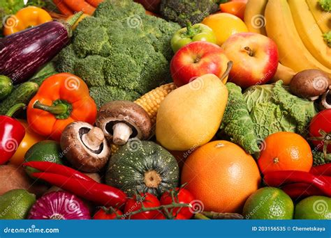 Assortiment de fruits et légumes frais cueillis à Férin