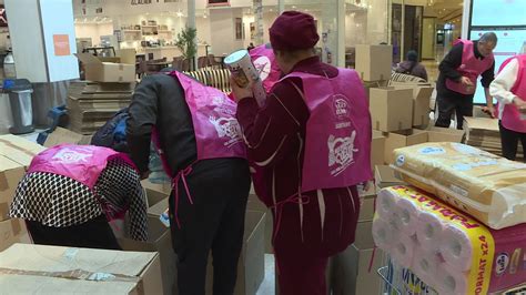 Bénévoles collectant des dons dans un supermarché